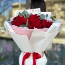 Bouquet of Red Twisted Roses and Eucalyptus alt vedere product 6