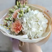 Buchet cu Hortensie Alba, Trandafiri Piersica si Eustoma alt vedere product 4