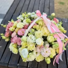 Basket with Lisianthus alt vedere product 4