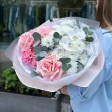 Delicate Bouquet with Pink Roses, Orchids and White Chrysanthemums alt vedere product 2