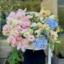 Pastel Flower Basket with Hydrangeas and Orchids alt vedere product