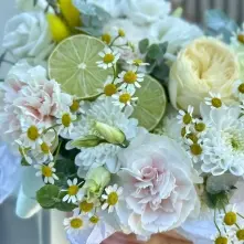 Floral Arrangement with Lime and White Flowers alt vedere product 3