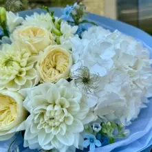 Bouquet with White Hydrangea and Cream Garden Roses alt vedere product 4