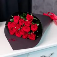 Букет из 15 красных роз 40-60 cm в черной упаковке alt vedere product