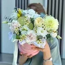 Floral Arrangement with Lime and White Flowers alt vedere product