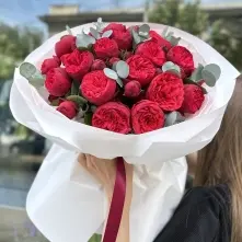 Bouquet with Red Piano Roses and Eucalyptus alt vedere product 2