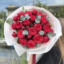 Bouquet with Red Piano Roses and Eucalyptus alt vedere product