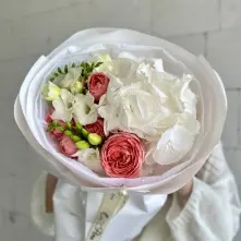 Buchet cu Hortensie Albă, Trandafiri Piersică și Frezii alt vedere product 5