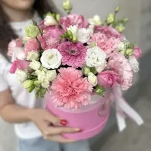 Композиция из бело-розовых цветов в коробке alt vedere product 5