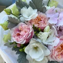 Buchet Pastel cu Hortensie Roz și Trandafiri &Icirc;mbujorați alt vedere product 5