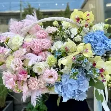 Pastel Flower Basket with Hydrangeas and Orchids alt vedere product 5