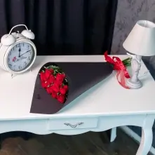 Букет из 15 красных роз 40-60 cm в черной упаковке alt vedere product 2