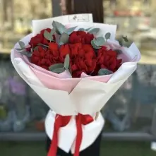 Bouquet of Red Twisted Roses and Eucalyptus alt vedere product 4