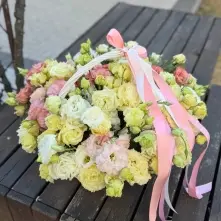 Basket with Lisianthus alt vedere product