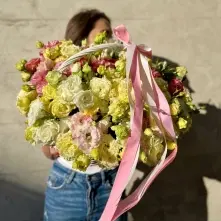 Basket with Lisianthus alt vedere product 8