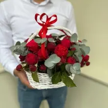 Red Piano Roses with Eucalyptus in Basket alt vedere product 5