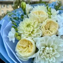Bouquet with White Hydrangea and Cream Garden Roses alt vedere product 7