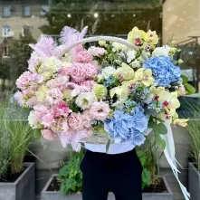 Pastel Flower Basket with Hydrangeas and Orchids alt vedere product 7