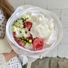 Buchet cu Hortensie Albă, Trandafiri Piersică și Frezii alt vedere product