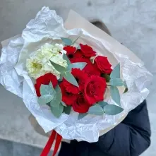 Красный букет с розами, герберами и белой гортензией alt vedere product 4