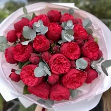 Bouquet with Red Piano Roses and Eucalyptus alt vedere product 7