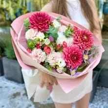 Bouquet with Pink Dahlias and Delicate Carnations alt vedere product 4