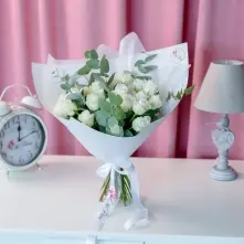 Букет из 19 белых роз и эвкалипта alt vedere product