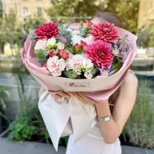 Bouquet with Pink Dahlias and Delicate Carnations alt vedere product 2