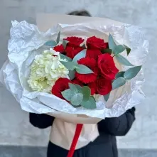 Красный букет с розами, герберами и белой гортензией alt vedere product