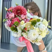 Citrus Floral Arrangement in a Premium Box alt vedere product 6