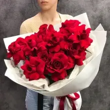 Bouquet of 11 Red French Roses alt vedere product