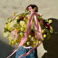 Basket with Lisianthus alt vedere product 3