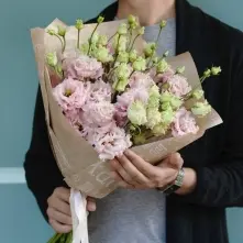 Bouquet Of Pink Lisianthus in Craft Paper alt vedere product