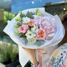 Buchet Pastel cu Hortensie Roz și Trandafiri &Icirc;mbujorați alt vedere product