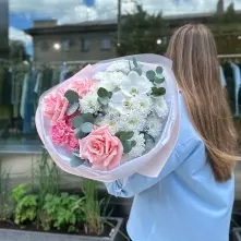 Delicate Bouquet with Pink Roses, Orchids and White Chrysanthemums alt vedere product 3