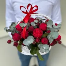 Red Piano Roses with Eucalyptus in Basket alt vedere product 2