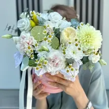 Floral Arrangement with Lime and White Flowers alt vedere product 4