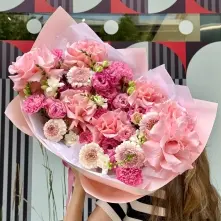Buchet de flori cu trandafiri roz, crizanteme albe si garoafe roz alt vedere product