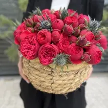 Red Roses Piano in Small Basket alt vedere product
