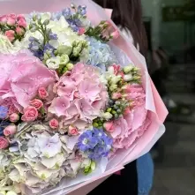Bouquet with Hydrangeas, Delphinium, and Spray Roses alt vedere product 2
