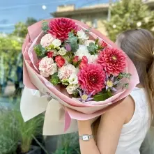 Bouquet with Pink Dahlias and Delicate Carnations alt vedere product