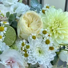 Floral Arrangement with Lime and White Flowers alt vedere product 2