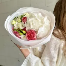 Buchet cu Hortensie Albă, Trandafiri Piersică și Frezii alt vedere product 6