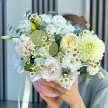 Floral Arrangement with Lime and White Flowers alt vedere product 5
