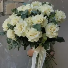 Bouquet of French Roses and Eucalyptus alt vedere product