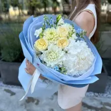 Bouquet with White Hydrangea and Cream Garden Roses alt vedere product 2