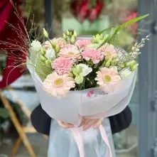 Букет с герберами, гвоздиками и пастельными цветами alt vedere product 4