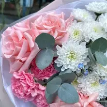 Delicate Bouquet with Pink Roses, Orchids and White Chrysanthemums alt vedere product 4
