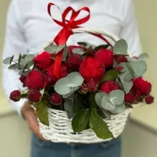 Red Piano Roses with Eucalyptus in Basket alt vedere product 4