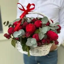 Red Piano Roses with Eucalyptus in Basket alt vedere product 3